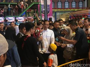 Video: Keseruan Jokowi Ajak Cucu Main di Transmart Video: Keseruan Jokowi Ajak Cucu Main di Transmart