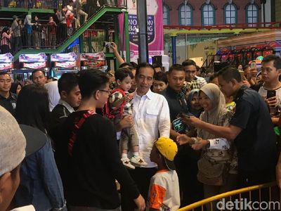 Foto: Jokowi Bikin Heboh Pengunjung Transmart Bogor