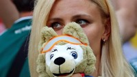 Yang ini pendukung cantik Jerman. Sayang Jerman kalah sehingga membuatnya bersedih. REUTERS/Axel Schmidt.