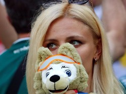 Yang ini pendukung cantik Jerman. Sayang Jerman kalah sehingga membuatnya bersedih. REUTERS/Axel Schmidt.