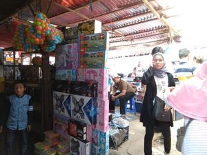 Lebaran Tahun Ini Pengunjung Pasar Gembrong Berkurang