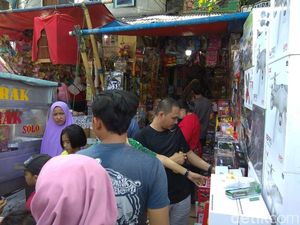 Pemburu Mainan Serbu Pasar Gembrong