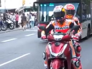 Marquez dan Pedrosa Keliling Barcelona Naik Skuter