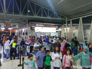 Stasiun Bogor Dipenuhi Penumpang Arah Jakarta Stasiun Bogor Dipenuhi Penumpang Arah Jakarta