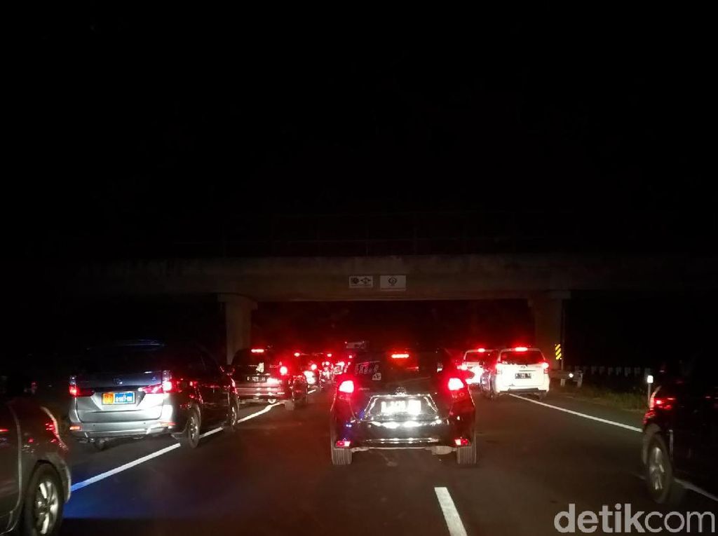 Waspada, Cipali Arah Jakarta terjadi Kepadatan di Rest Area Waspada, Cipali Arah Jakarta terjadi Kepadatan di Rest Area