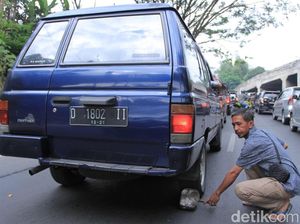 Kisah Tukang Ganjel Penyelamat Mobil Mogok di Nagreg Kisah Tukang Ganjel Penyelamat Mobil Mogok di Nagreg