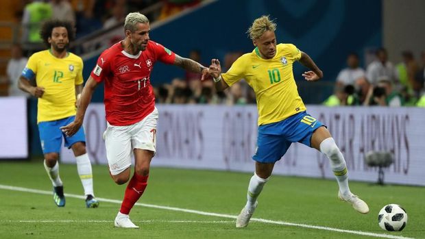 Neymar mendapat pengawalan ketat dari Valon Behrami.