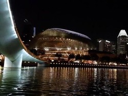 Menikmati Cantiknya Singapura Dari Atas Kapal