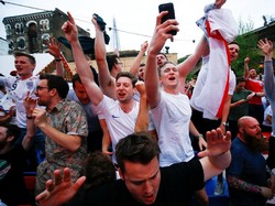 Inggris menang 2-1 dalam laga itu. REUTERS/Henry Nicholls.
