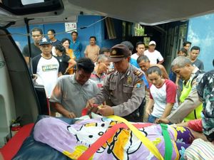Usai Swafoto, Seorang Wisatawan Terseret Ombak di Pantai Klayar Usai Swafoto, Seorang Wisatawan Terseret Ombak di Pantai Klayar