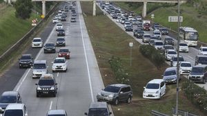 Potret One Way Arus Balik di Tol Jakarta-Cikampek