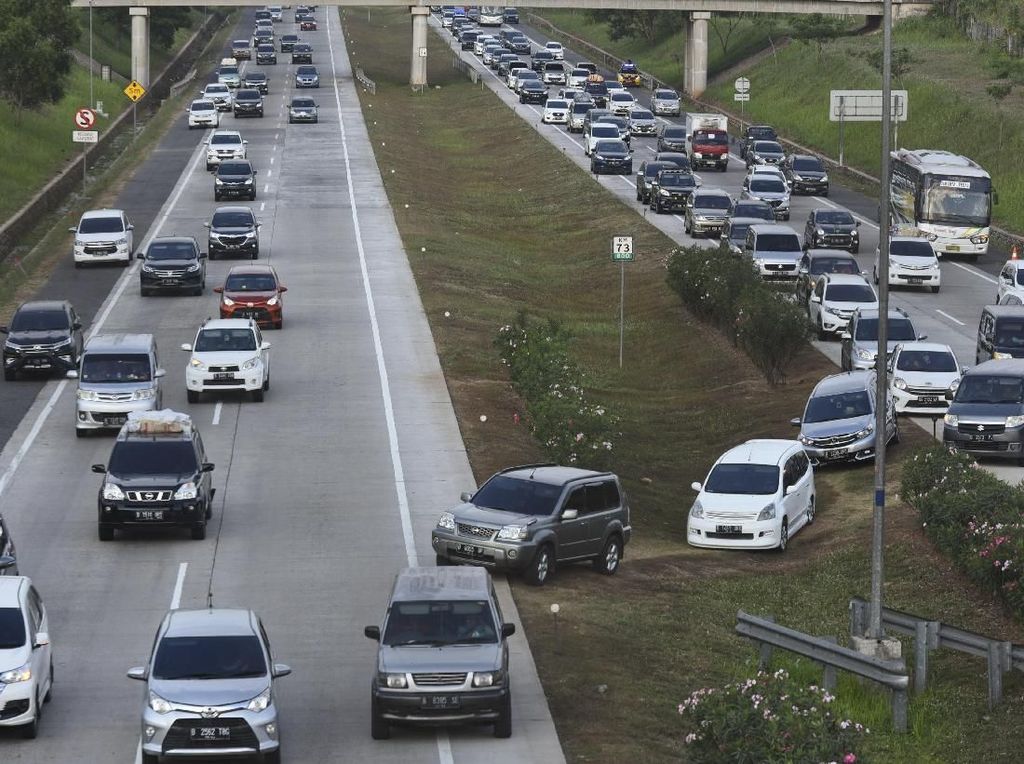 Bikin Macet, Pemudik Pindah-pindah Jalur One Way sampai Lewat Rumput Bikin Macet, Pemudik Pindah-pindah Jalur One Way sampai Lewat Rumput
