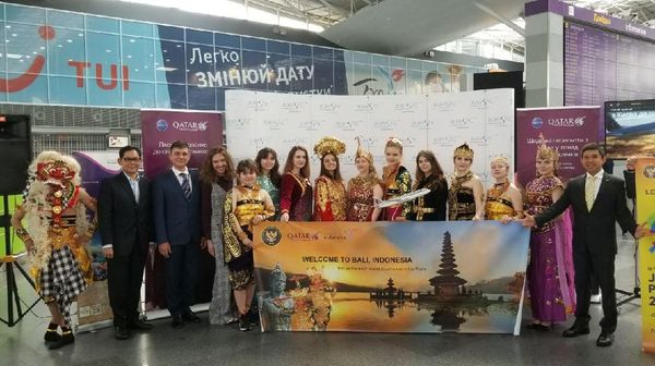 Foto: Bule Ukraina Pakai Baju Tradisional Indonesia