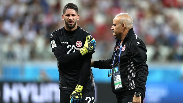 Kiper Tunisia: Dulu Pura-Pura Cedera, Kini Cedera Betulan Kiper Tunisia: Dulu Pura-Pura Cedera, Kini Cedera Betulan