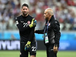 Kiper Tunisia: Dulu Pura-Pura Cedera, Kini  Cedera Betulan