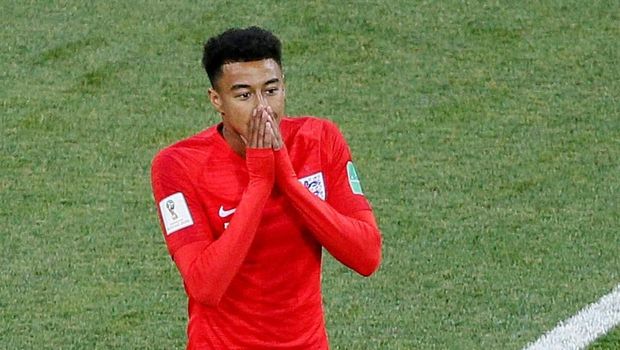 Jesse Lingard membantu Rashford melakukan sepak mula kilat.