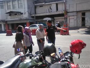 Nekat Seberangi Pembatas, Pejalan Kaki di Surabaya Dihukum Nyanyi