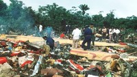 Empat belas pemain Belanda keturunan Suriname ada di antara 176 penumpang yang meninggal dunia saat penerbangan maskapai Surname 764 jatuh saat menuju Paramaribo usai terbang dari Amsterdam pada 1989. Para pesepakbola itu bermain untuk tim-tim yang berbeda di Inggris dan membentuk sebuah kelompok yang dinamai The Colorful 11 untuk bermain di laga-laga eksebisi melawan tim-tim lokal di negara-negara Amerika Selatan. (Foto: Ruud Hoff / ANP / AFP)