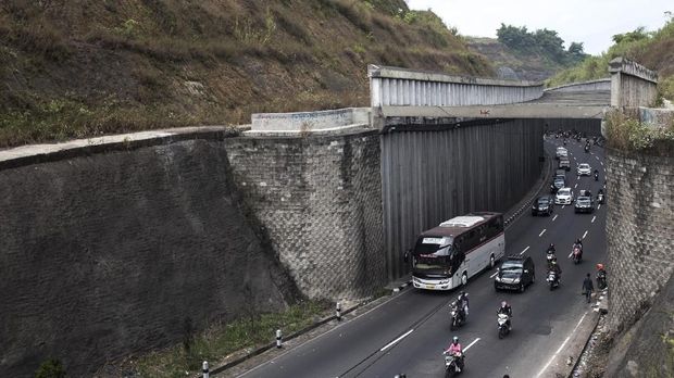 Pemudik melintas di semi tunnel lingkar Nagreg, Kabupaten Bandung, Jawa Barat, Selasa (19/6). Memasuki H+3 arus balik lebaran volume kendaraan pemudik dari Jateng, Jawa Barat Selatan menuju Bandung dan Jakarta mulai mengalami peningkatan. ANTARA FOTO/M Agung Rajasa/aww/18.