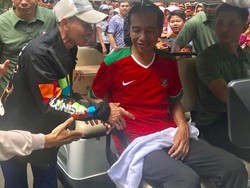 Jokowi Beri Jaket Asian Games ke Warga Saat Lari di Kebun Raya