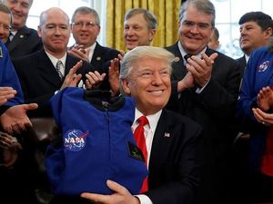 Trump Siapkan Pasukan Khusus untuk Dominasi Luar Angkasa Trump Siapkan Pasukan Khusus untuk Dominasi Luar Angkasa