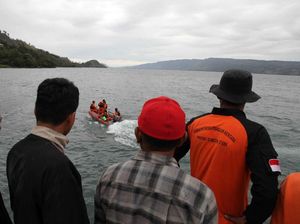 Tim Khusus Basarnas Cari Korban Kapal Tenggelam di Danau Toba