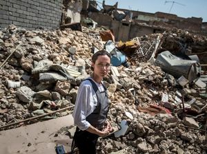 Begini Penampilan Angelina Jolie Saat Kunjungi Muslim Irak Korban Perang