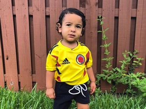 Gemasnya Anak-anak saat Mendukung Tim Sepak Bola Favoritnya