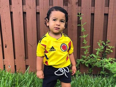 Gemasnya Anak-anak saat Mendukung Tim Sepak Bola Favoritnya