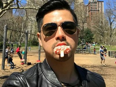 Begini Serunya Pose Erick Bana Iskandar, Kakak Jessica Iskandar Saat Kulineran