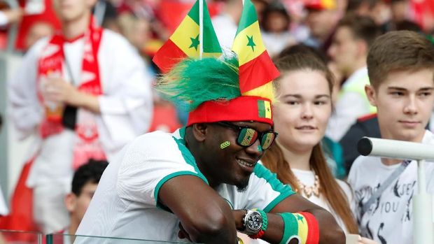 Fan timnas Senegal yang tampik cukup eksentrik mendukung tim kesayangannya. (