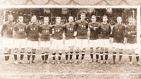 Pada 16 Juli 1960, delapan pemain dari tim sepakbola Danmark untuk Olimpiade tewas dalam kecelakaan pesawat. Pilot kehilangan kendalai dalam situasi penerbangan dengan cuaca buruk. Pesawat dikabarkan menabrak tebing. (Foto: bettingrunner)