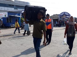 Penumpang Asal Sumatera Mulai Padati Terminal Pelabuhan Merak