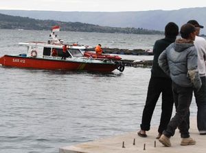 KTP hingga Tas Penumpang Kapal Tenggelam Ditemukan di Danau Toba KTP hingga Tas Penumpang Kapal Tenggelam Ditemukan di Danau Toba