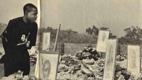 Sebuah pesawat militer yang membawa tim nasional Zambia untuk bertanding melawan Senegal di laga kualifikasi Piala Dunia jatuh di Atlantic pada 1993. Sebanyak 30 orang tewas akibat insiden ini, 18 di antaranya adalah pemain tim nasional Zambia. (Foto: Zambia Eye)