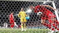Tunisia sempat menyamakan kedudukan 1-1 di menit ke-35 lewat penalti Ferjani Sassi. REUTERS/Jorge Silva.