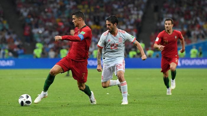 Isco dan Ronaldo saat Spanyol bertemu Portugal di fase grup Piala Dunia 2018 (Stu Forster/Getty Images) Isco dan Ronaldo saat Spanyol bertemu Portugal di fase grup Piala Dunia 2018 (Stu Forster/Getty Images)