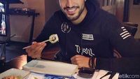 Tampannya Gaya Emre Can Saat Makan Pasta di Pantai Hingga Tiru Gaya Salt Bae