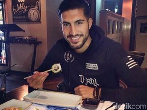 Tampannya Gaya Emre Can Saat Makan Pasta di Pantai Hingga Tiru Gaya Salt Bae