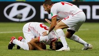 Ferjani Sassi bersujud usai mencetak gol. REUTERS/Jorge Silva.