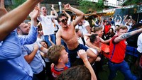 Yel-yel, nyanyian dan teriakan kegembiraan terdengar. REUTERS/Henry Nicholls.
