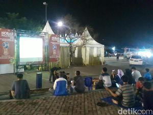 Sambil Istirahat, Pemudik Via Jalur Bojonegoro Bisa Nobar Piala Dunia