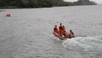 Foto: Proses Pencarian Korban Kapal Tenggelam di Danau Toba