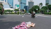 Potret Kocak Ketika Jakarta Sepi Melompong