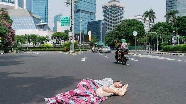 Potret Kocak Ketika Jakarta Sepi Melompong
