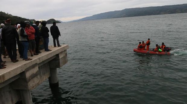 Marinir Kerahkan 10 Penyelam Evakuasi Korban KM Sinar Bangun