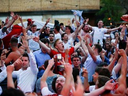 Suasana nonton bareng Inggris vs Tunisia di Flat Iron Square di London. REUTERS/Henry Nicholls.