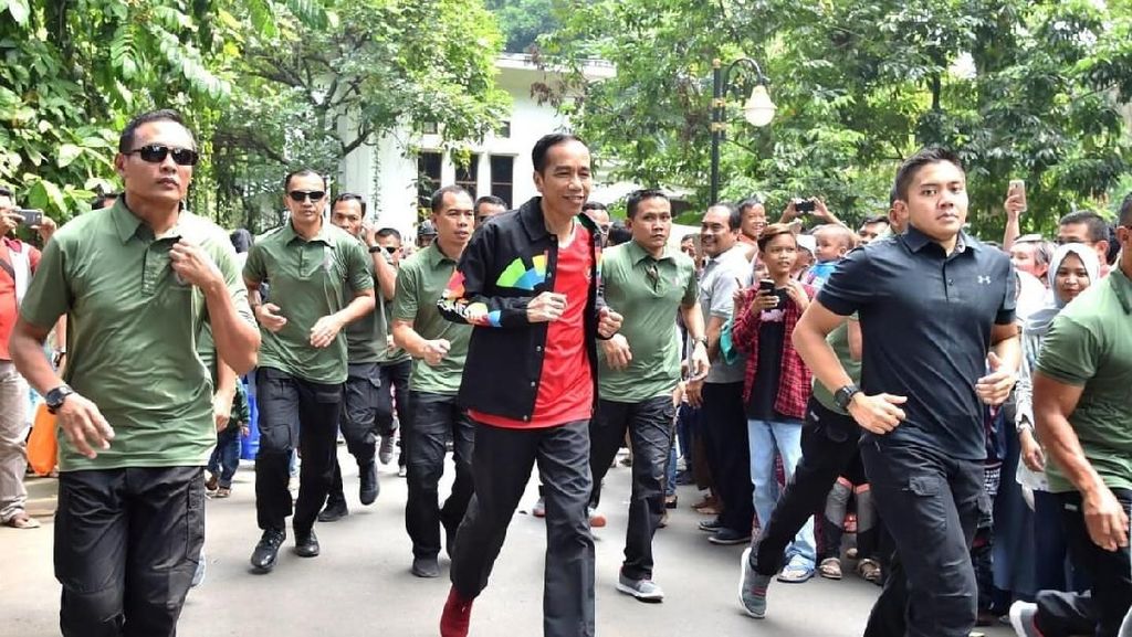 Foto: Saat Jokowi Beri Jaket Asian Games ke Warga di Bogor