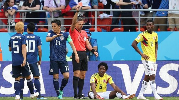 Wasit Skomina memberikan kartu merah kepada Carlos Sanchez yang masih terduduk di lapangan.