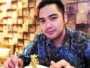 Gaya Makan Guillermo Ochoa dan Prananda Paloh yang Mencuri Perhatian Gaya Makan Guillermo Ochoa dan Prananda Paloh yang Mencuri Perhatian